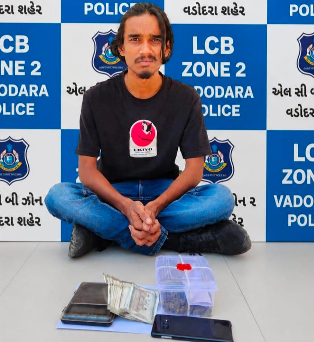 અકોટા ગાય સર્કલ પાસે જાહેરમાં હાઇબ્રિડ ગાંજો વેચતો કેરિયર જીગર પકડાયો,સપ્લાયર મોઇન ફરાર