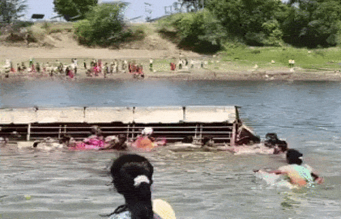 VIDEO : મહારાષ્ટ્રમાં મોટી દુર્ઘટના : 50 લોકોને લઈ જતી હોડી પલટી, 2 મહિલાના મોત, 1 ગંભીર