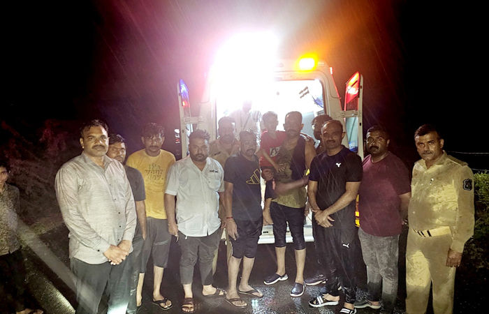 બાબરા નજીક ધસમસતા પૂરમાં ફસાયેલા રાજકોટનાં ત્રણ લોકોનું દિલધડક રેસ્ક્યૂ