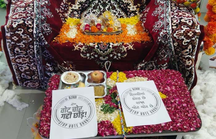 સુરતના પુણા વિસ્તારમાં 'સ્ટોપ વોટ ચોરી'ની થીમ સાથે થઈ જન્માષ્ટમીની ઉજવણી