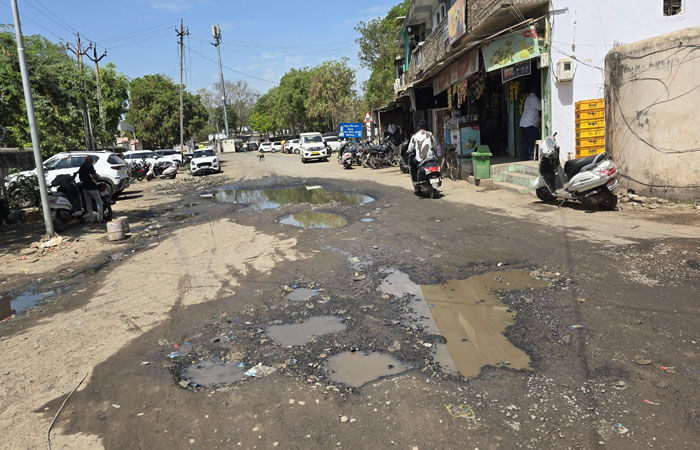 સેવા સદન કચેરીની સામે જ ગટરના ગંદા પાણી અને ખાડાઓનું સામ્રાજ્ય