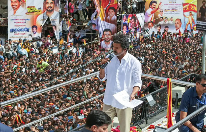 વિજયે બે રેલીની ભીડ એક જ સ્થળે ભેગી કરતા ધક્કામુક્કી થઇ : પોલીસ