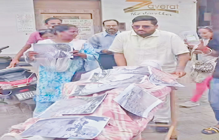 આણંદમાં ખાડાંરાજ : ખાડાંના ફોટા સ્ટ્રેચર પર મનપા કચેરીએ લાવી અનોખો વિરોધ