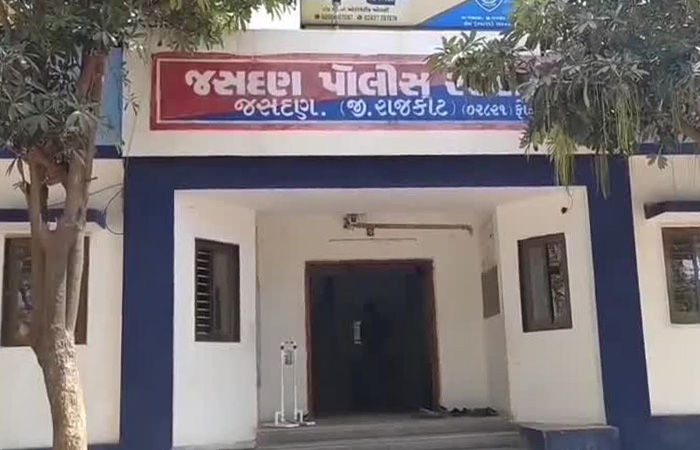 રાજકોટ જિલ્લામાં 6 વર્ષીય બાળકી પર ક્રૂરતાપૂર્વક દુષ્કર્મનો પ્રયાસ, નરાધમે ગુપ્તાંગમાં ધારદાર હથિયાર ઘુસાડી ગંભીર ઈજા પહોંચાડી