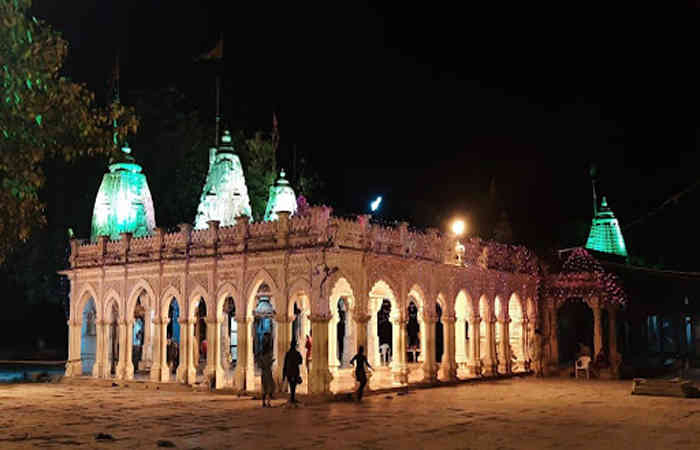 મહાશિવરાત્રીના પર્વ ને લઈને જામનગરના સુપ્રસિદ્ધ ભીડભંજન મહાદેવ મંદિરને ઝળહળતી રોશનીથી શણગારાયું