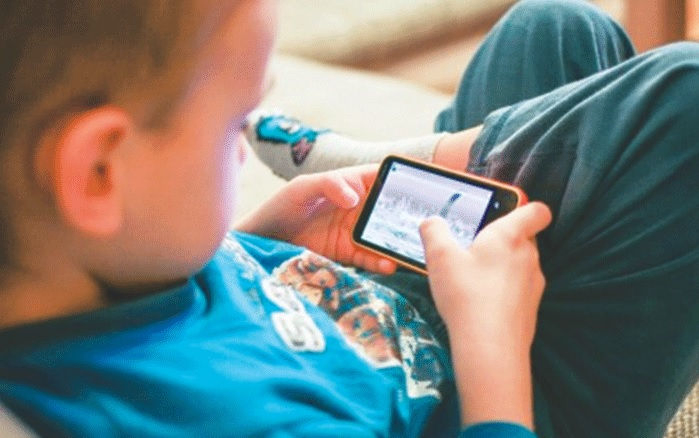 Smartphones’ effect on kids under 10 go beyond eyes, say doctors