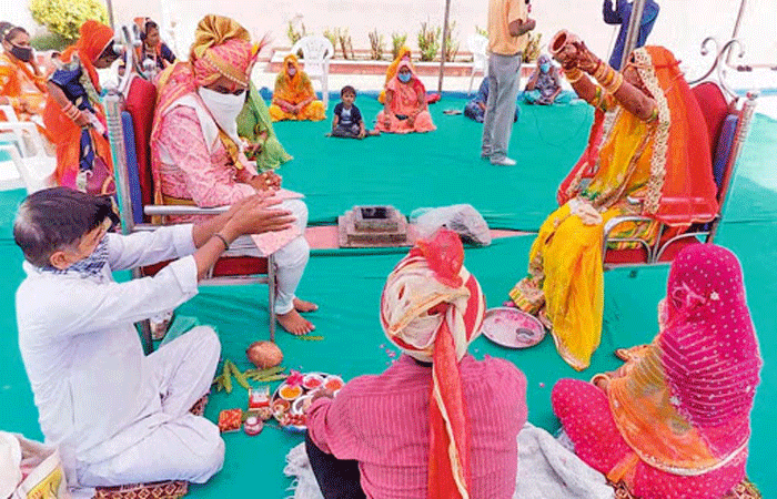 લગ્ન વિધિ દરમિયાન માસ્ક તથા સોશ્યલ ડીસ્ટસીંગનું પાલન કરીને આ યુગલે ઉત્તમ ઉદાહરણ પુરુ પાડયું
