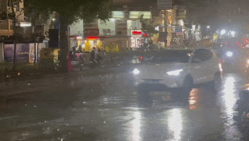અમદાવાદમાં 40 કિમી/પ્રતિ કલાકની ઝડપે ફૂંકાયો પવન, 16 વૃક્ષો ધરાશાયી, વાતાવરણમાં પ્રસરી ઠંડક