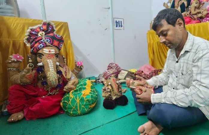 સુરતમાં યોજાયો માટી મેળો: નારિયેળના છોતરા અને માટીની ગણેશજીની મૂર્તિ, વિસર્જન બાદ ખાતર બની જશે