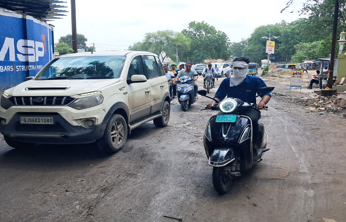 ગાજરાવાડી ઇદગાહ મેદાન પાસેના ઉબડખાબડ રસ્તાથી લોકો પરેશાન