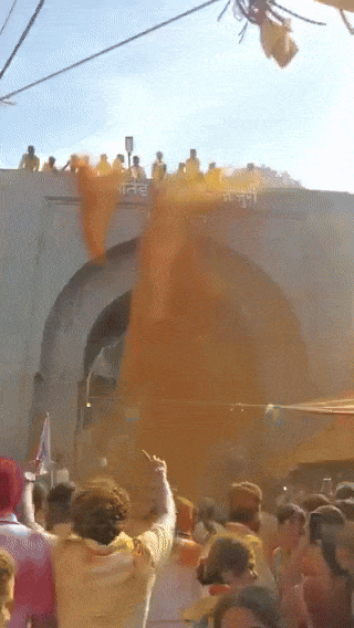 VIDEO: ચૂંટણીમાં જીતની ઉજવણી વચ્ચે પૂણેમાં મંદિરમાં 'ગુલાલ' ઉડાડતાં ભયંકર આગ, 18 દાઝ્યાં