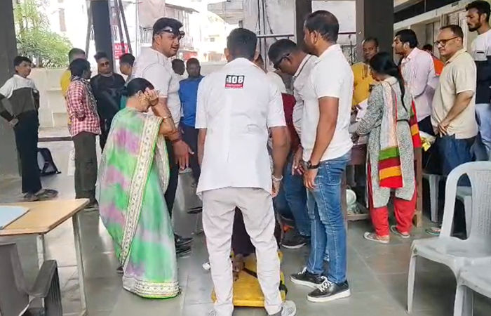 વડોદરામાં મતદારયાદી સુધારણા કેમ્પમાં 2 કલાકથી લાઈનમાં ઉભેલો યુવક ખેંચ આવતાં ઢળી પડ્યો, માથામાં ઈજા