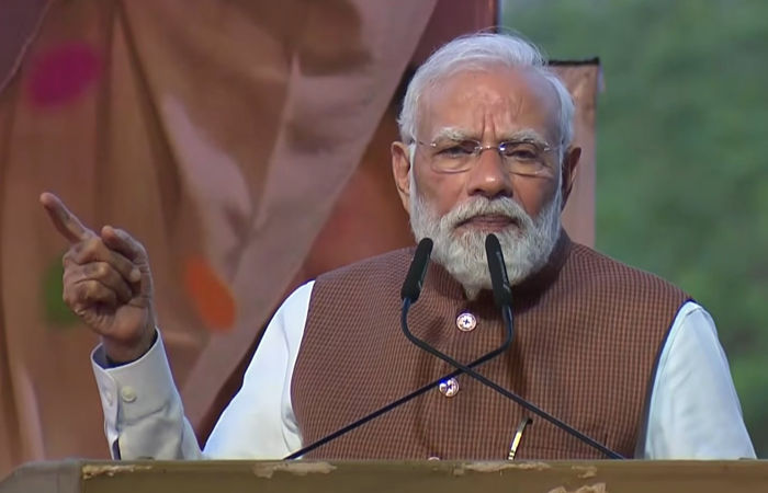 બિહારના લોકોને રાજનીતિ સમજવી નથી પડતી, તેઓ દુનિયાને રાજનીતિ સમજાવે છે... સુરતમાં PM મોદી