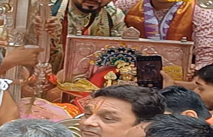 દ્વારકામાં ઠાકોરજીનાં બાલસ્વરૂપને ચાંદીના રથમાં બેસાડી જગત મંદિરની 4 પરિક્રમા