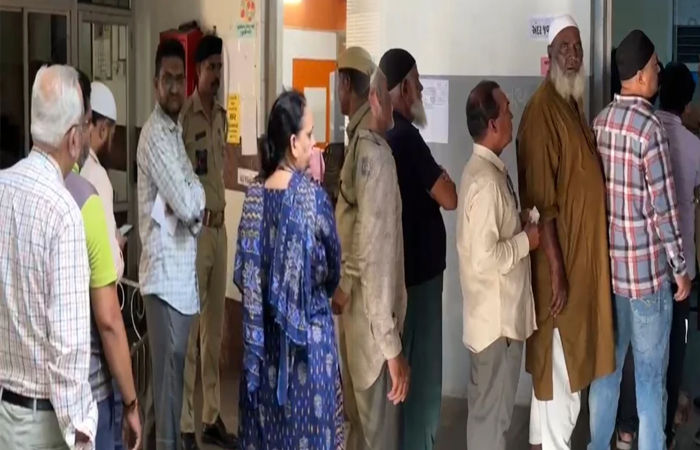 વડોદરા: 346 બેઠક પર 940 ઉમેદવારોનું ભાવિ નક્કી કરવા મતદાનનો શાંતિપૂર્ણ રીતે પ્રારંભ