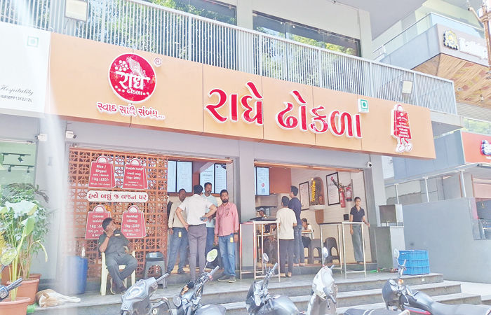 વિદ્યાનગરની રાધે ઢોકળા હોટેલમાં ખોરાકમાં ભેળસેળ જણાતા સીલ