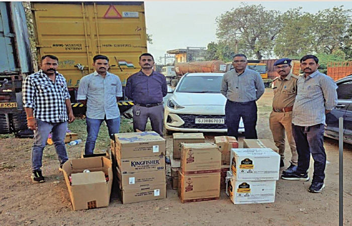 બાવળામાં બિનવારસી કારમાંથી 2.64 લાખનો દારૂ-બિયર ઝડપાયો