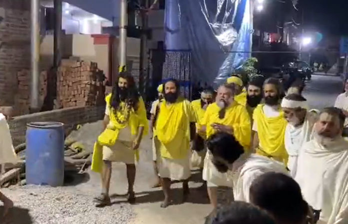 VIDEO: વહેલી સવારે 3 વાગ્યે પરિક્રમા માર્ગ પર આવ્યા સંત પ્રેમાનંદ મહારાજ, ભક્તોને આપ્યા આશીર્વાદ