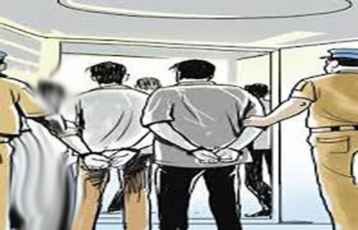 ઇતરીયા ગામે જુગાર રમતા 2 શખ્સ પકડાયા 3 ફરાર