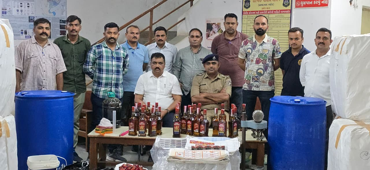ફતેવાડી વિસ્તારમાં પોલીસે નકલી વિદેશી દારૂ તૈયાર કરતી ફેક્ટરી પકડી
