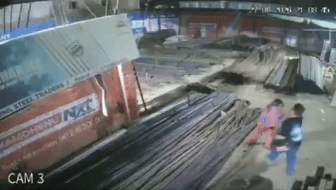 VIDEO : MP માં ભાજપના નેતાએ મહિલાને દોડાવીને મારી, સળીયાના ઢગલે પડી તોય મારતો રહ્યો