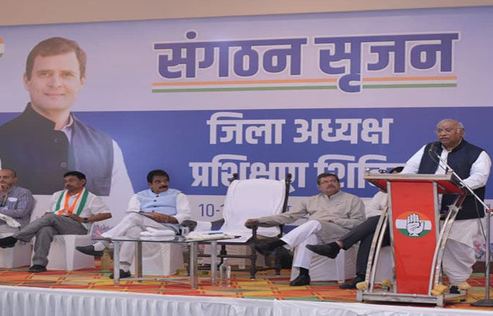 ગાંધી-સરદારે આઝાદી અપાવી, હવે 2 ગુજરાતીએ સંવિધાનને ખતરામાં મુક્યું