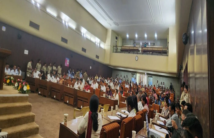 સુરત: પાલિકાની સામાન્ય સભામાં શાસકોને મુંઝવતા વિપક્ષના પ્રશ્નો