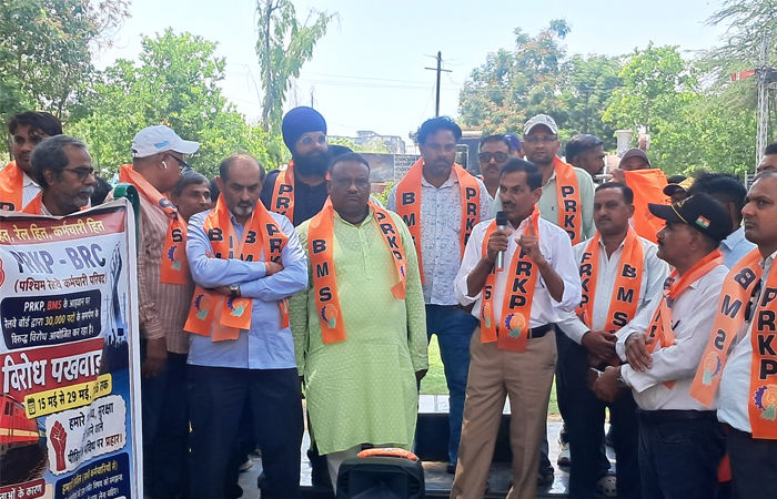 રેલવેમાં ૩૦ હજાર પદ સરેન્ડરના વિરોધમાં ધરણા