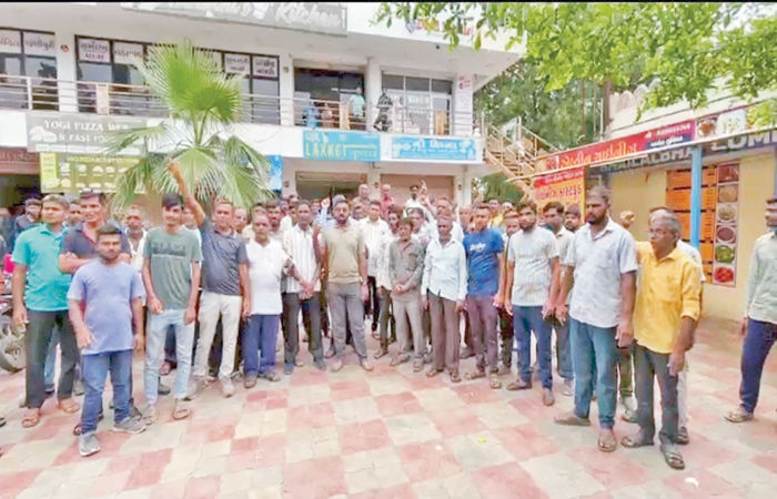 પોલીસના ત્રાસથી યુવકે આપઘાત કર્યાના આક્ષેપ સાથે પરિવારજનોનો હોબાળો