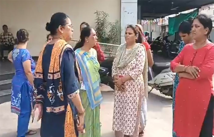 શામળબેચરની પોળમાં કોર્પોરેશને ખોદેલ ખાડાથી સ્થાનિકો પરેશાન