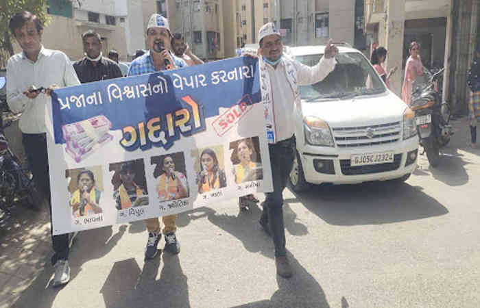 વરાછા વિસ્તારમાં પક્ષ છોડી ગયેલા કોર્પોરેટોરના વિરોધમાં બેનર લાગ્યા