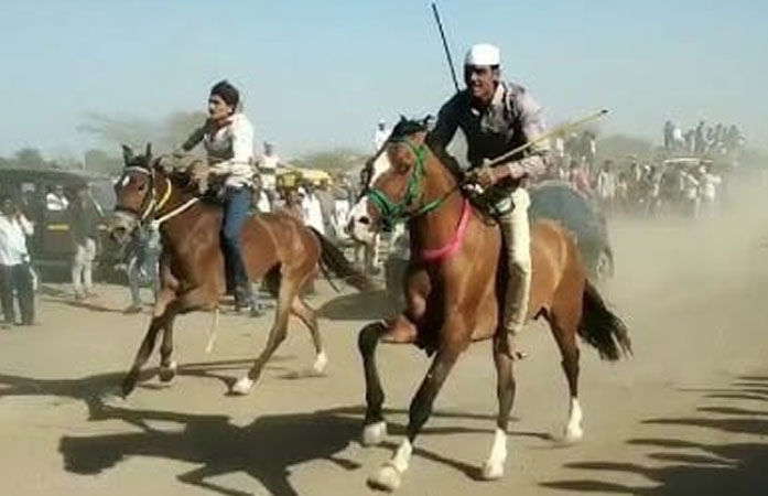 જામનગરના મસીતીયામાં પરંપરાગત ઘોડા રેસ યોજાઈ, 'જલાલી 1616' નામનો ઘોડો પ્રથમ નંબરે આવ્યો
