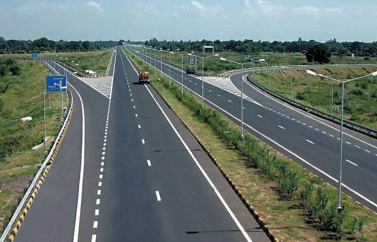 Emergency helpline fail Vadodara family stuck on Ahmedabad-Vadodara expressway for hours