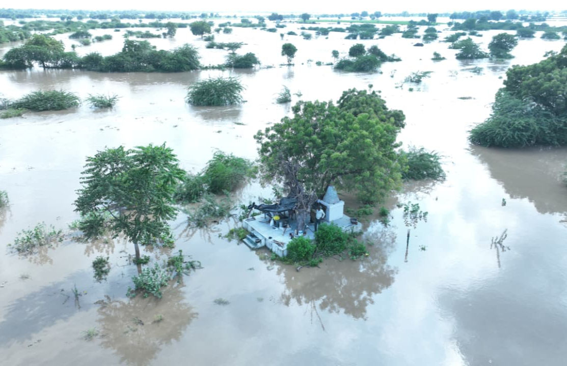 અમદાવાદ: ધોળકાના કોદારીયાપુરા ગામે પાણીમાં ફસાયેલા ત્રણ લોકોનું હેલિકોપ્ટરથી રેસ્ક્યુ
