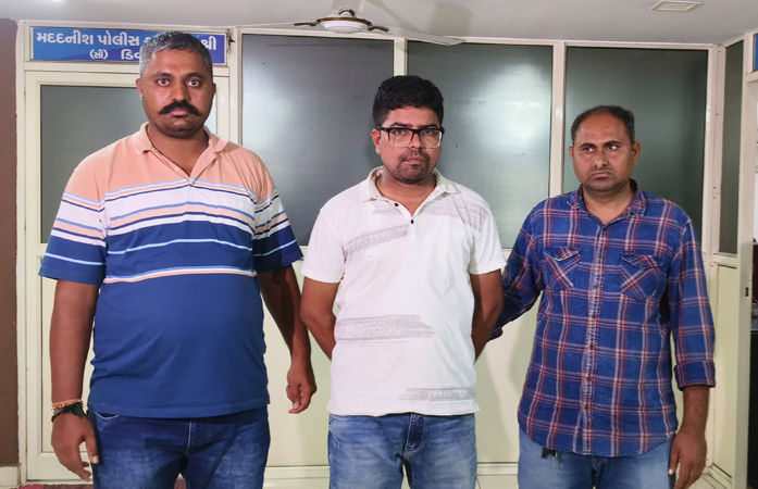 અમદાવાદ: 'શબાબ'માંથી 'સતીશ' બની હિન્દુ યુવતીનું શારીરિક શોષણ કરનાર હોમગાર્ડ ઝડપાયો