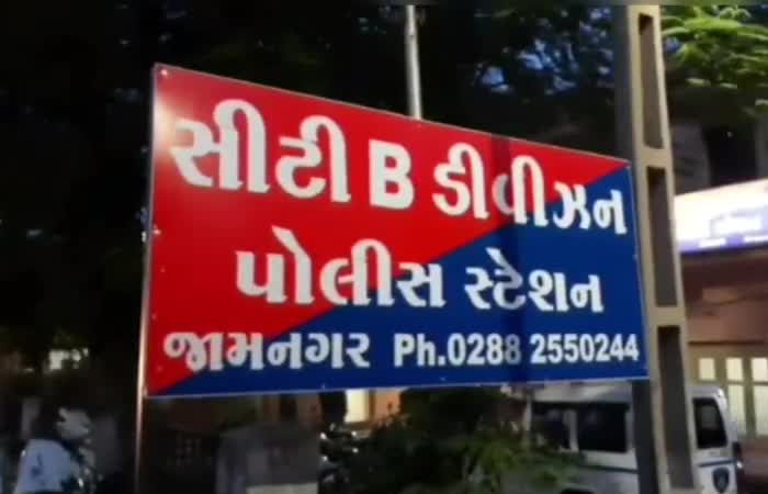 જામનગરમાં ટ્રાફીકને અડચણરૂપ બે દિવાળી સિઝનલ સ્ટોલ પોલીસની ઝપટે ચડ્યા