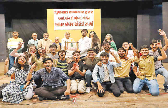 સમાજની ક્ષતિ બતાવવાનું અને બિરદાવવાનું કામ થિએટર કરે છે