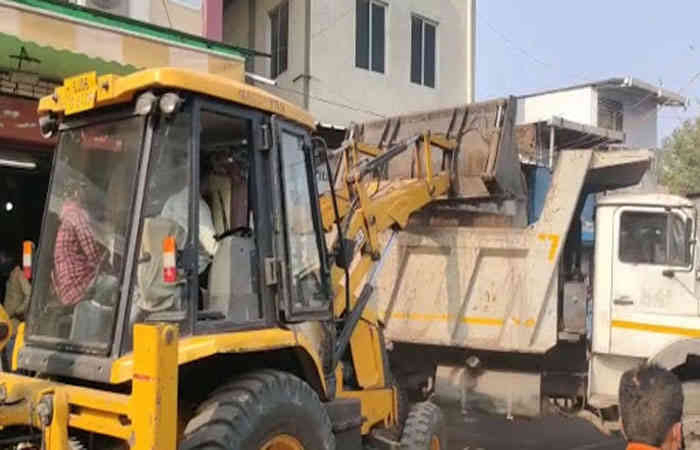 વડોદરા: ખંડેરાવ માર્કેટ ફરતે ગેરકાયદેસર દબાણો કરનારા સામે દંડાત્મક કાર્યવાહી