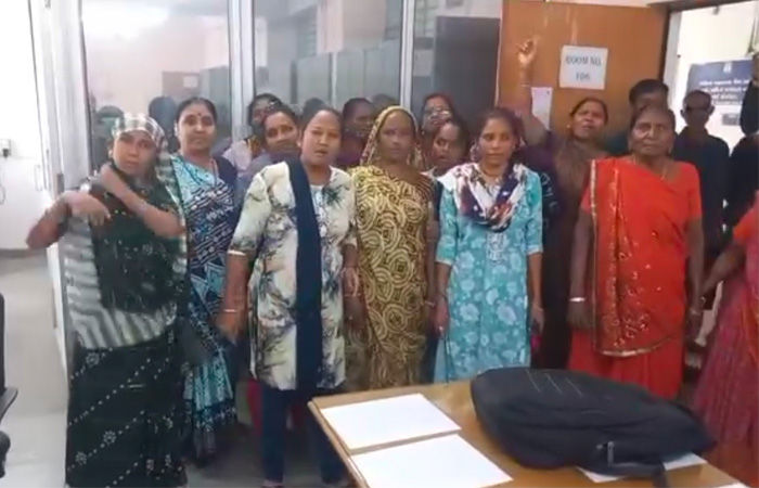 મહાકાળી વુડા આવાસમાં ડ્રેનેજ ઉભરાવવાની સમસ્યાથી લોકોને હાલાકી