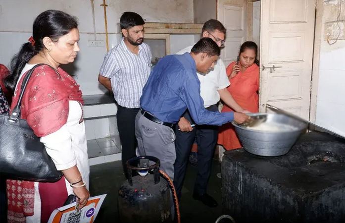 પેંડાના શોખીને ચેતજો! ભાવનગરના સિહોરમાંથી નકલી દૂધનો માવો બનાવતી ફેક્ટરી ઝડપાઈ, સંચાલકની ધરપકડ