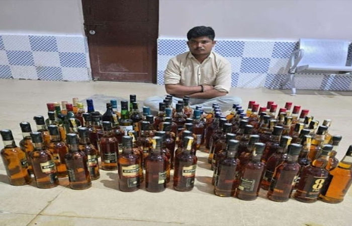 જામનગરમાં મકાનમાંથી ઇંગ્લિશ દારૂ પકડાયો   દારૂના ધંધાર્થી આરોપીની અટકાયત : જ્યારે આરંભડાના સપ્લાયરને ફરાર જાહેર કરાયો