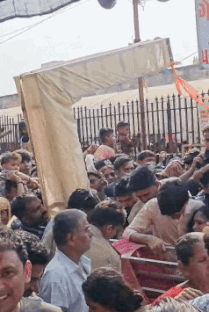Video: દ્વારકામાં ભારે ભીડ વચ્ચે હંગામી ધોરણે બનાવાયેલો ગેટ તૂટી પડ્યો, સદનસીબે જાનહાનિ ટળી