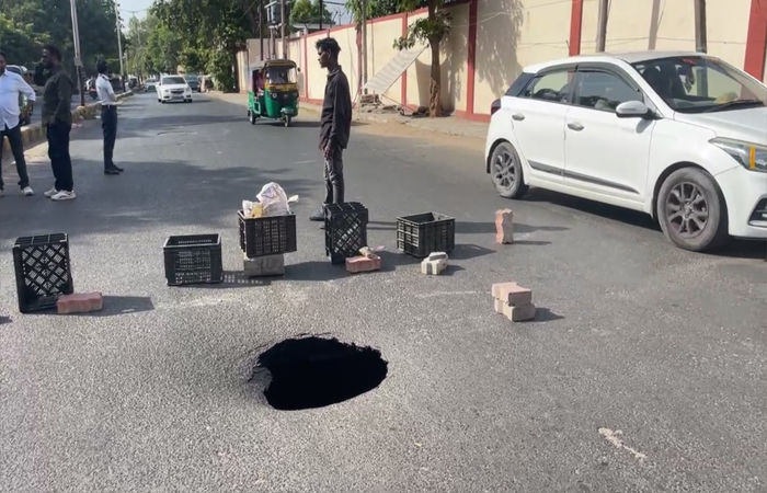 વડોદરાના કારેલીબાગમાં મુખ્ય માર્ગ પર ભુવો પડ્યો, બાઈકચાલકનો આબાદ બચાવ