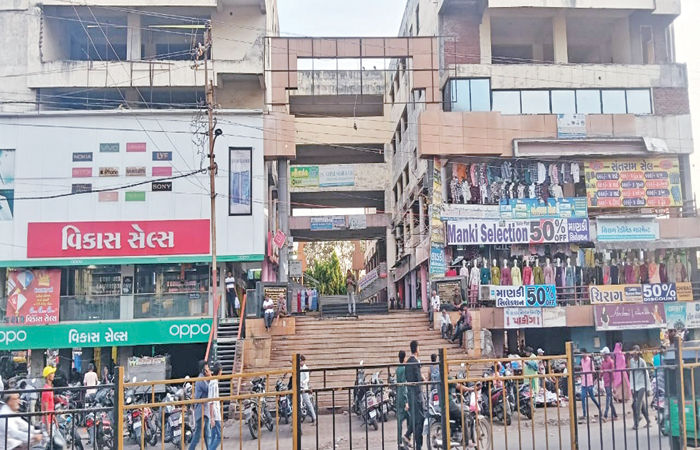 નડિયાદ મહાનગરપાલિકા હસ્તકના સંતરામ નિલયમ કોમ્પ્લેક્સમાં ભાડાપટ્ટો પૂર્ણ થયો હોવા છતાં તંત્ર મૌન