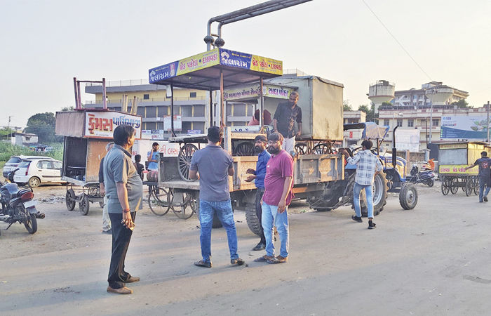 નડિયાદ શહેર પોલીસ મથક સામે ગેરકાયદે પાર્કિંગ સ્ટેન્ડ ખાલી કરાવાયું