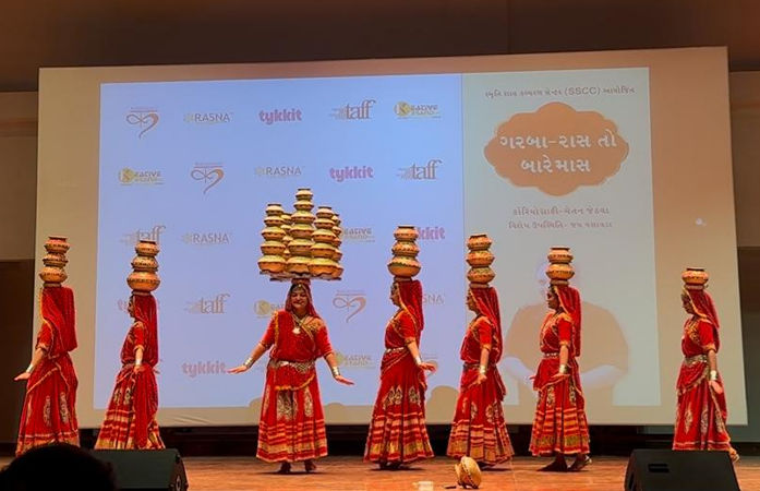 અમદાવાદમાં રાસ-ગરબાનો સંપૂર્ણ ઓથેન્ટિક શૉ 'ગરબા-રાસ તો બારેમાસ' યોજાયો, હુડો-પ્રાચીન ગરબો જેવી શૈલીઓને થઈ પ્રસ્તુતિ