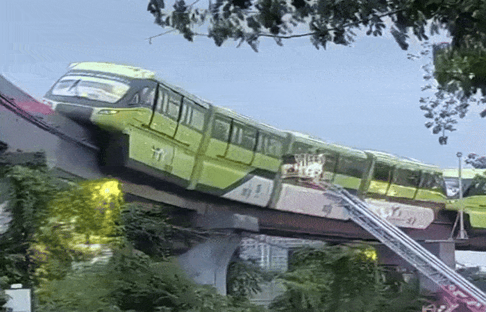Video: મુંબઈમાં મોનો રેલ અધવચ્ચે અટકી પડી, મુસાફરો ફસાયા, લોકોને શ્વાસ લેવામાં પડી તકલીફ