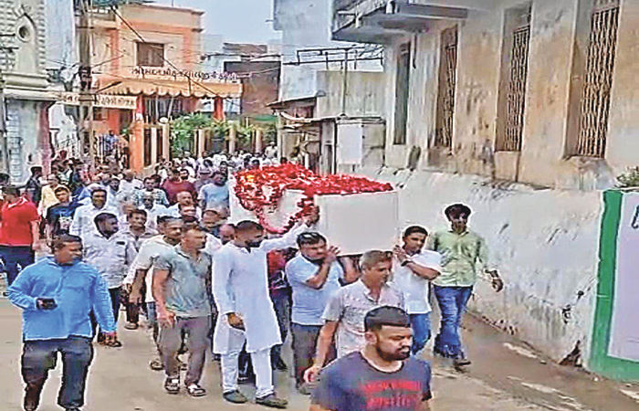 પ્લેન ક્રેશમાં આણંદ જિલ્લાના 3 મૃતકોની અંતિમક્રિયા કરાઈ