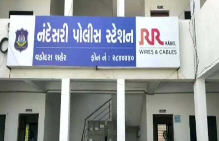 કારના દરવાજા તથા જમીનમાં સંતાડેલ દારૂનો જથ્થો પોલીસે શોધી કાઢ્યો, 1.44 લાખની મત્તા જપ્ત