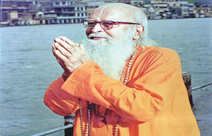 મહર્ષિ અરવિંદ પાસેથી યોગ પ્રક્રિયાનું જ્ઞાન મેળવી યોગી દિલીપકુમાર રૉયે દૈવી અનુભૂતિ પ્રાપ્ત કરી હતી
